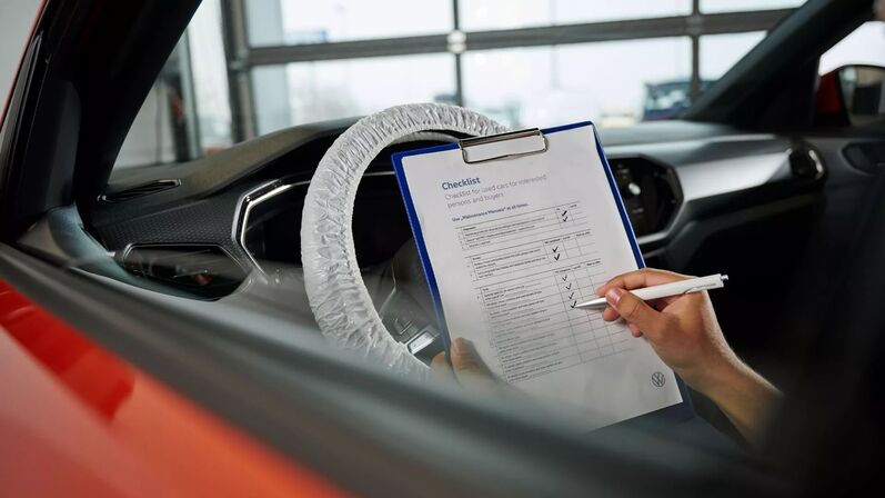 Untersuchung vom Auto anhand einer Checkliste
