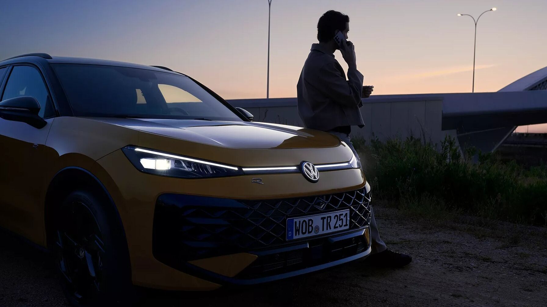 Der neue VW T-Roc in gelb R-Line mit licht an