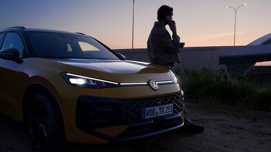 Der neue VW T-Roc in gelb R-Line mit licht an