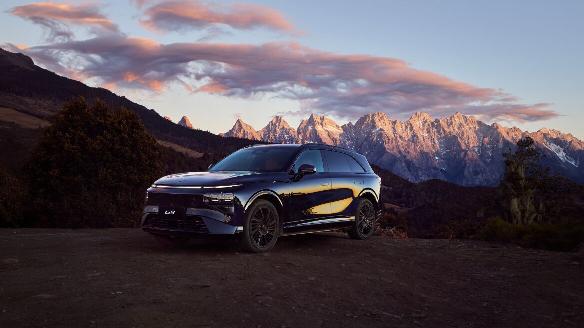 XPENG G9 Elektro SUV vor Bergkulisse mit modernem Design