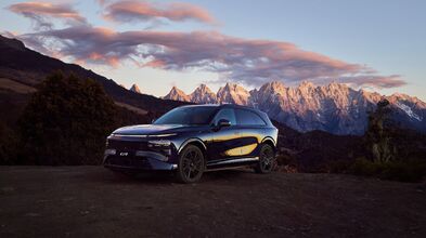 XPENG G9 Elektro SUV vor Bergkulisse mit modernem Design