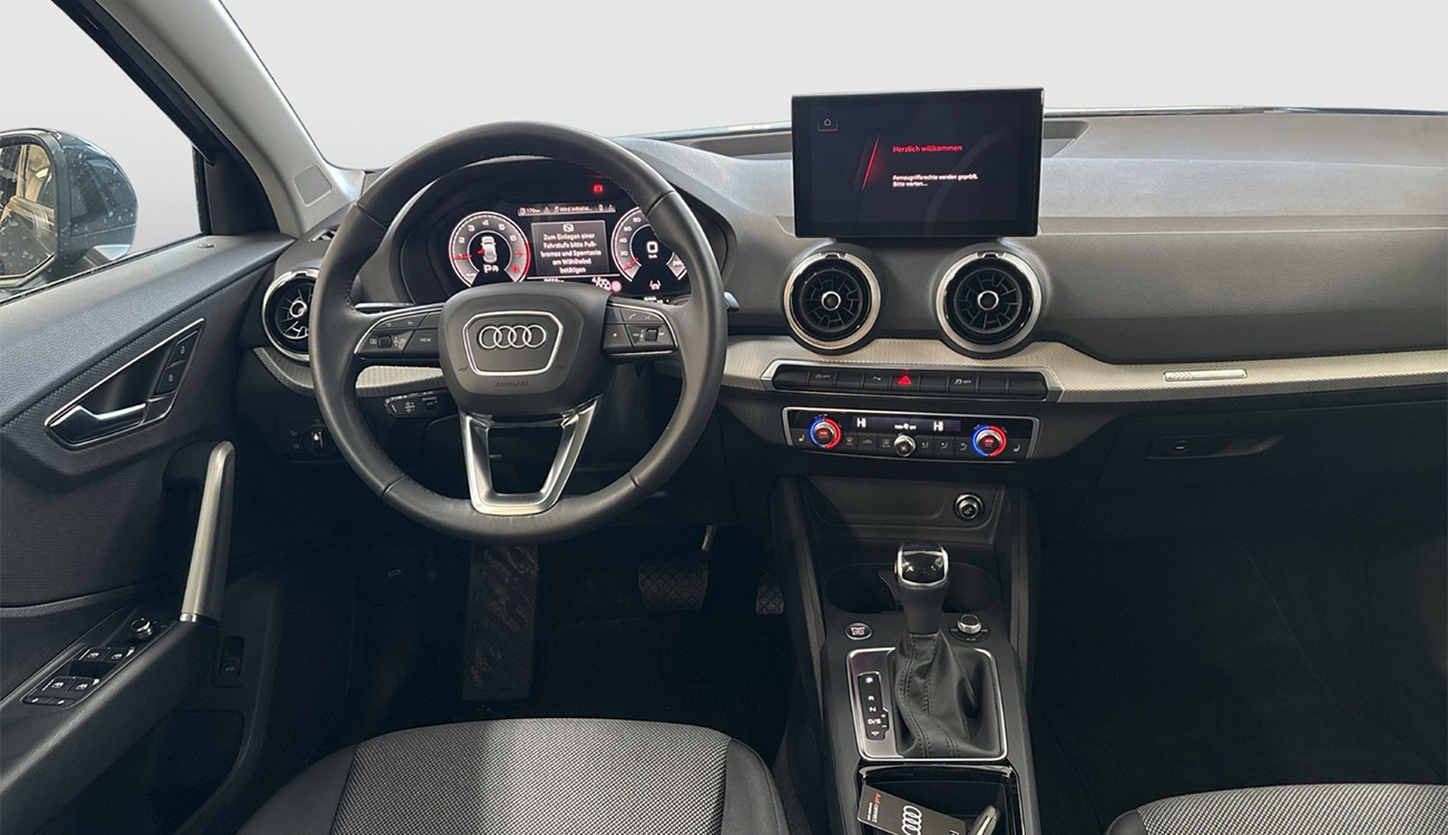 Audi Q2 Freisteller in Manhattangrau Metallic Interieur