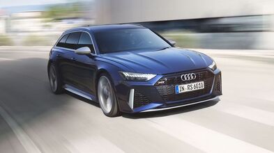 Der Audi RS6 in dynamischer Fahrt, mit breitem Kühlergrill, markanten LED-Scheinwerfern und sportlicher Frontpartie.