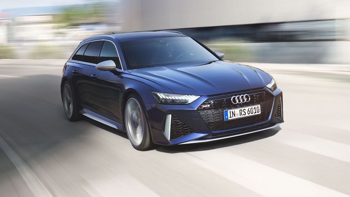 Der Audi RS6 in dynamischer Fahrt, mit breitem Kühlergrill, markanten LED-Scheinwerfern und sportlicher Frontpartie.