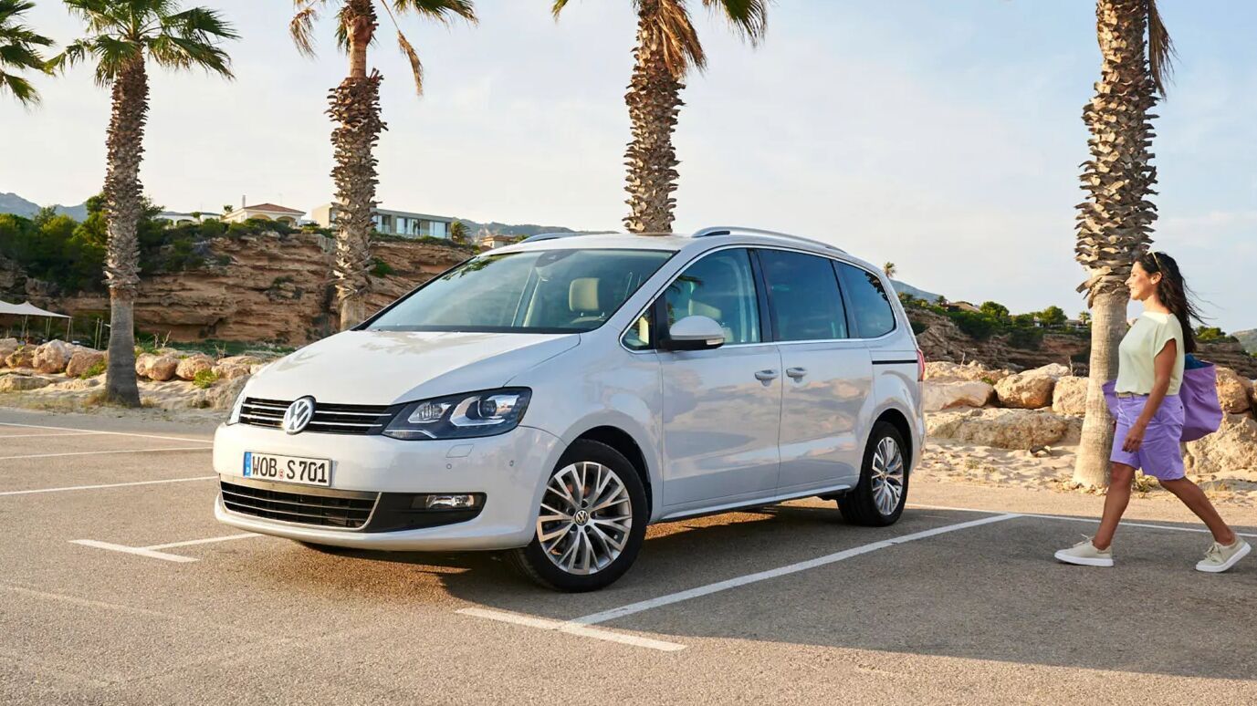 Der  VW Sharan parkt am Meer. Der großzügige Van bietet viel Raum und eignet sich ideal als vielseitiges Familien- oder Nutzfahrzeug.