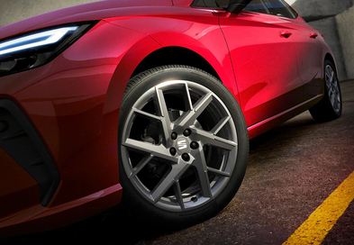 Sportliche Details mit 18-Zoll-Leichtmetallrädern und Voll-LED-Scheinwerfern.