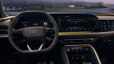 Fahrerperspektive im Audi Q5 Sportback mit volldigitalem Kombiinstrument, großem Zentraldisplay, 3-Zonen-Klimaautomatik und sportlichem S-Lenkrad im 3-Speichen-Design.