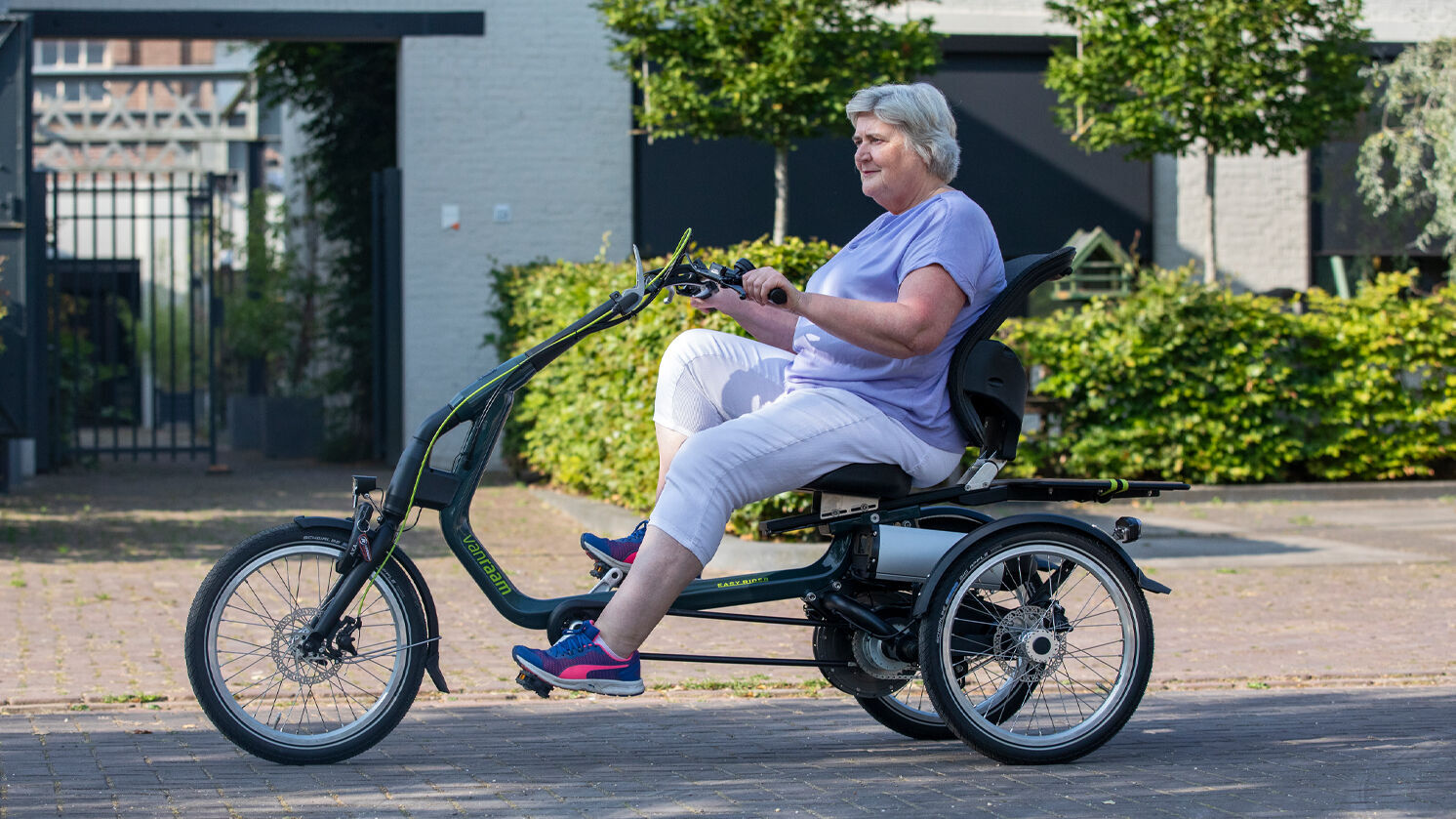 seniorin fährt e dreirad für therapie mobilität gleichgewicht komfort elektromobil