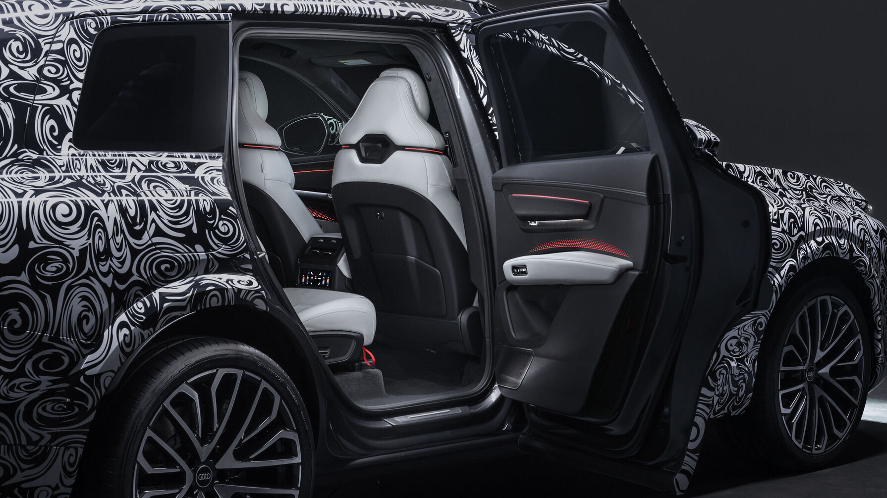 Der Audi Q9 bietet als modernes Topmodell besonders großzügige Platzverhältnisse und eine komfortable zweite Sitzreihe mit Business Anspruch.