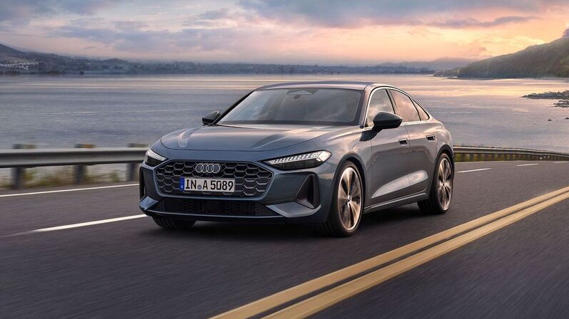 Audi A5 fährt dynamisch die Straße lang.