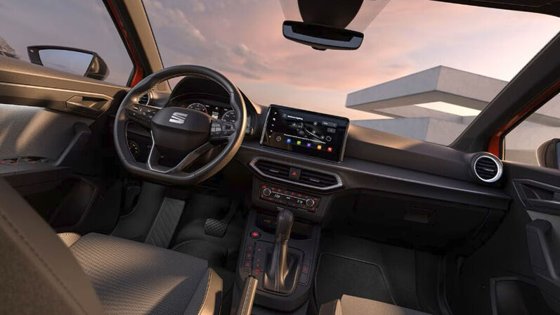 Funktionaler Innenraum mit Fokus auf Verkehrszeichenerkennung und Berganfahrassistent – je nach Modellvarianten.