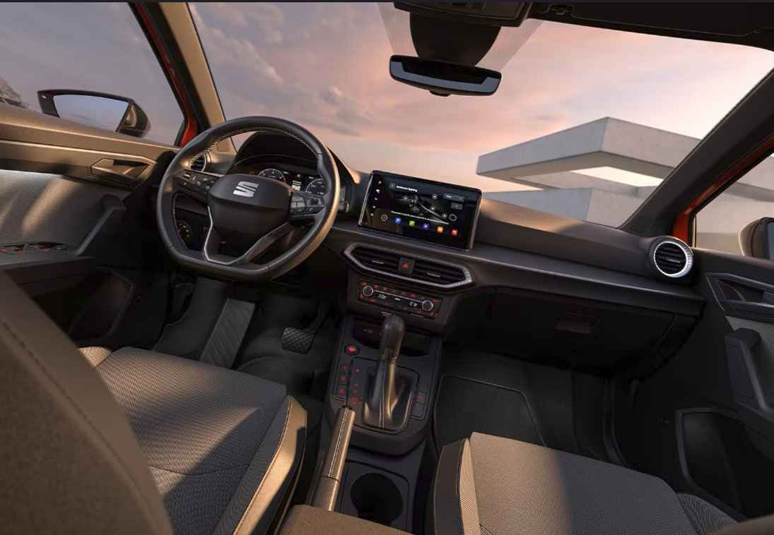 Funktionaler Innenraum mit Fokus auf Verkehrszeichenerkennung und Berganfahrassistent – je nach Modellvarianten.