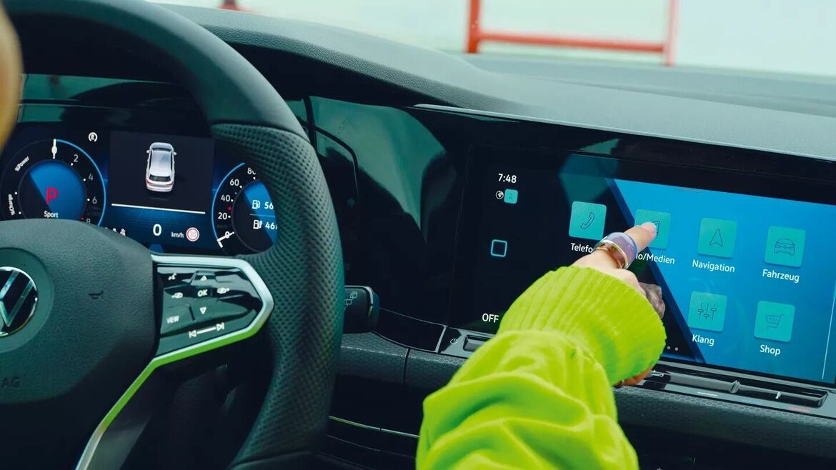 Frau bedient das Innovision Cockpit des neuen VW Golf GTE