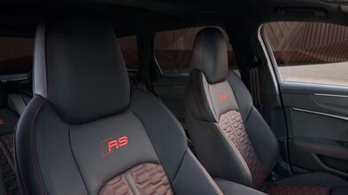 RS-Sportsitze in Leder mit Wabensteppung und roten Nähten – sportlich, hochwertig und perfekt verarbeitet.